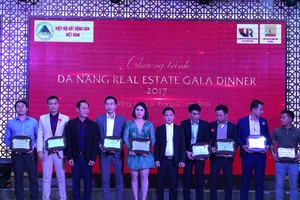 Lãnh đạo Hội môi giới bất động sản Việt Nam bật sâm panh khai tiệc và chúc mừng một năm đầy thắng lợi với cộng đồng môi giới bất động sản  Đà Nẵng