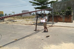 Ông Nguyễn Quý rào lối vào dự án Khu đô thị số 7B để đòi đất tái định cư