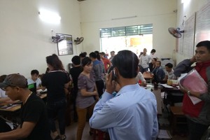 Một phòng công chứng tại huyện Hòa Vang trở nên "quá tải" vì công chứng thủ tục giao dịch đất trong đợt sốt đất hiện nay.