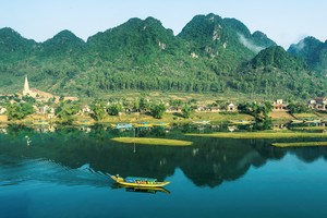 Thắng cảnh sông Son thuộc khu vực Phong Nha- Kẻ Bàng.