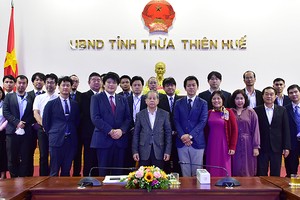 Chủ tịch UBND tỉnh Thừa Thiên Huế Phan Ngọc Thọ và các sở, ngành chụp ảnh lưu niệm với các thành viên Công ty GE&KIS.