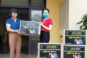 Công ty cổ phần Sâm Ngọc Linh Kon Tum ủng hộ 3000 khẩu trang vải cho ngành Y tế Kon Tum chống dịch Covid-19.