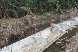 Dự án công trình Kè hai bên bờ suối Đăk Ter huyện Tu Mơ Rông có tổng mức đầu tư 28 tỷ đồng với 9 gói thầu. (Ảnh minh họa)