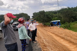 Người dân phản ánh việc đơn vị xây lắp thi công tự ý san lấp mở đường công vụ ngay trên phần đất của mình.