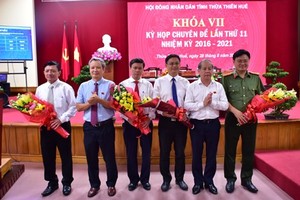 Ông Nguyễn Thanh Bình (thứ 3 từ phải qua) được bầu làm Phó Chủ tịch UBND tỉnh Thừa Thiên - Huế. (Nguồn: thuathienhue.gov.vn)