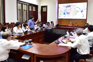 Đại diện Tập đoàn CMC trình bày ý tưởng đầu tư với lãnh đạo tỉnh Thừa Thiên Huế.