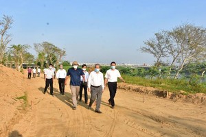 Chủ tịch UBND tỉnh Thừa Thiên Huế Phan Ngọc Thọ kiểm tra tiến độ chỉnh trang đường đi bộ dọc sông Hương.