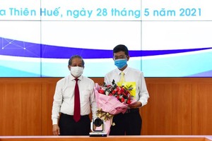 Chủ tịch UBND tỉnh Thừa Thiên Huế Phan Ngọc Thọ trao quyết định Phó giám đốc sở Công Thương cho ông Hoàng Ngọc Sơn.