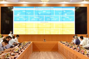 Giám đốc sở Thông tin và Truyền thông Thừa Thiên Huế Nguyễn Xuân Sơn giới thiệu tổng quan Trung tâm điều hành UBND tỉnh Thừa Thiên Huế tại lễ khai trương.