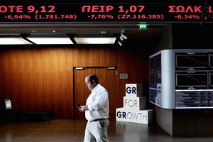 TTCK Hy Lạp giảm kỷ lục ngay ngày đầu tiên mở cửa