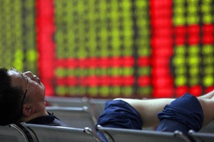 Chứng khoán Trung Quốc càng gỡ càng rối