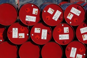 Giá dầu bật tăng kỷ lục trở lại nhờ tin tốt từ Mỹ