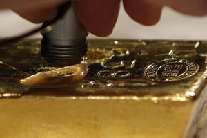 Giá vàng ngày 8/10: USD rớt thảm, vàng theo đà xuống dốc