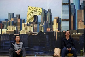 Trung Quốc đang cố gắng “lót nệm” vào đà hạ cánh cứng của nền kinh tế nước này, khi mà tăng trưởng kinh tế ở mức chậm nhất trong 1/4 thế kỷ qua