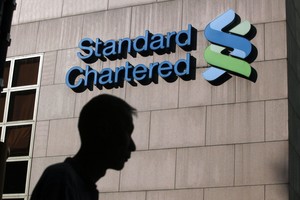 Standard Chartered báo lỗ “khủng”, sa thải 15.000 nhân viên