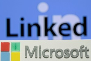 Tại sao Microsoft phải vay tiền để mua LinkedIn?