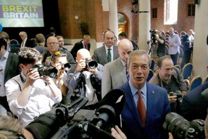 Ông Nigel Farage từ chức lãnh đạo UKIP vì đã "đạt được mục đích"