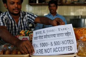 Các cửa hàng tại Ấn Độ không còn nhận tờ 500 và 1.000 rupee cũ