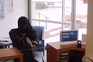 Các tên cướp ngân hàng thường không “diễn xuất” theo kiểu Hollywood với việc xả súng lên trần nhà và hét lớn (ảnh minh họa)