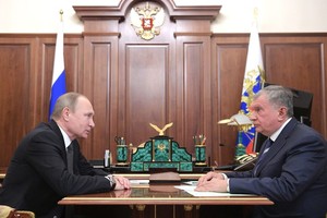 Tổng thống Nga Vladimir Putin cùng CEO Rosneft Igor Sechin