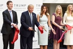 Nhiều công ty đã "cắt đứt quan hệ" kinh doanh với gia đình Tổng thống Trump