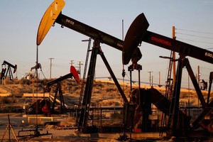 Giá dầu sụt mạnh, các nhà sản xuất tính cách kéo dài thỏa thuận cắt giảm sản lượng