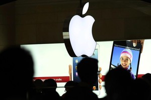 Apple thành công ty Mỹ đầu tiên giá trị trên 800 tỷ USD