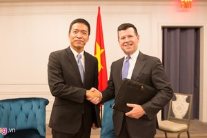  Chủ tịch kiêm Tổng giám đốc VNG Lê Hồng Minh và Phó chủ tịch sàn chứng khoán NASDAQ Bob McCooey bắt tay sau lễ ký kết. Ảnh: Zing