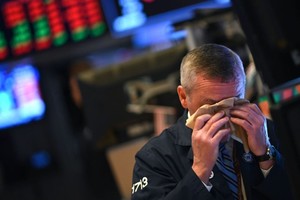 Nhà đầu tư chuẩn bị tâm lý cho tuần giao dịch hỗn loạn