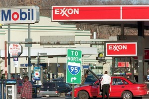 Các công ty dầu mỏ ngồi trên đống lửa