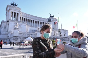 Ngoài Mỹ, bao nhiêu quốc gia đã áp dụng lệnh hạn chế đi lại?