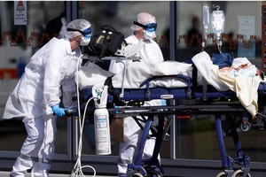 Pháp: Hơn 50% số người cần chăm sóc y tế đặc biệt dưới 60 tuổi