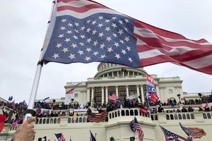 Quốc hội Mỹ bắt đầu lại phiên họp sau hỗn loạn