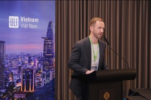 Ông Adam Robinson Fowler phát biểu tại một sự kiện