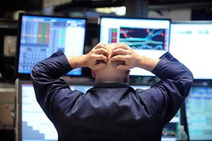 Chứng khoán Mỹ giảm mức kỷ lục 6 tháng, vàng tăng vọt