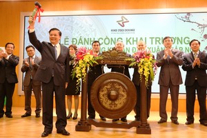 Bộ trưởng Đinh Tiến Dũng đánh cồng khai trương phiên giao dịch 7/2