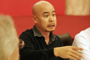 Đàn ông họ Đặng, chơi được mới làm được