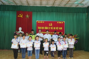 Báo đầu tư trao 70 suất học bổng trong chuyến hành hương về “Thủ đô khu giải phóng“