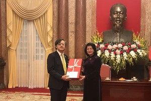 Phó Tổng giám đốc Bảo Việt Nhân thọ - Ông Nguyễn Thành Quang (trái) trong buổi gặp mặt với Phó Chủ tịch nước Đặng Thị Ngọc Thịnh tại Phủ Chủ Tịch