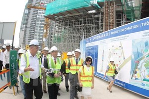 Bộ trưởng Bộ Ngoại Thương Anh tham quan công trình Landmark 81 thuộc Khu đô thị Vinhomes Central Park. (Ảnh: Vietnam+)