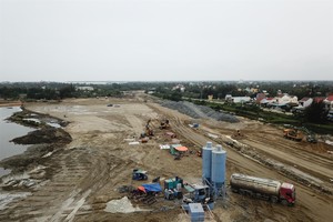 Dự án đường dẫn cầu cửa Đại trên do liên danh CTCP Đạt Phương và Công ty TNHH Xây dựng Phú Vinh đảm nhiệm thi công