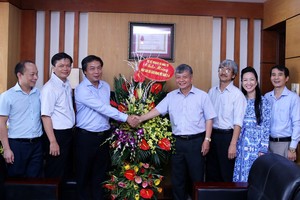 Thứ trưởng Bộ Kế hoạch và Đầu tư Nguyễn Thế Phương đã đã đến tặng hoa và chúc mừng Báo Đầu tư (ảnh: Đức Thanh)