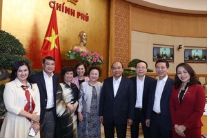 Thủ tướng Chính phủ Nguyễn Xuân Phúc cùng đại diện các tập đoàn kinh tế tư nhân