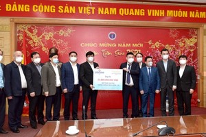 Ông Nguyễn Đức Thụy và các lãnh đạo LienVietPost Bank, Thaiholdings trao số tiền 21 tỷ đồng cho Bộ trưởng Nguyễn Thanh Long và các lãnh đạo Bộ Y tế