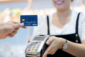 Thanh toán không dùng tiền mặt tăng gần 50%, rút tiền qua máy ATM giảm sâu