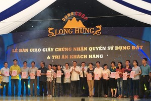 Trao sổ đỏ cho gần 500 khách hàng dự án Long Hưng