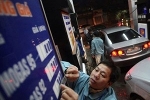 Giữ giá xăng, giảm giá dầu