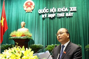 hó Thủ tướng Nguyễn Xuân Phúc trình bày báo cáo kinh tế xã hội nửa đầu năm 2014 trước Quốc hội (Ảnh: Dân trí)