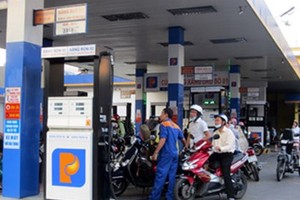 Giá xăng tăng hơn 1.600 đồng/lít từ 15h