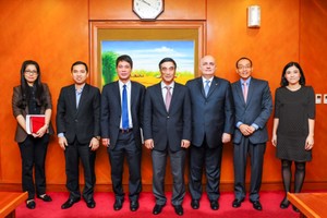 Ông Sergio Di Caro (thứ ba từ phải sang) trong buổi làm việc với lãnh đạo Bộ Tài chính